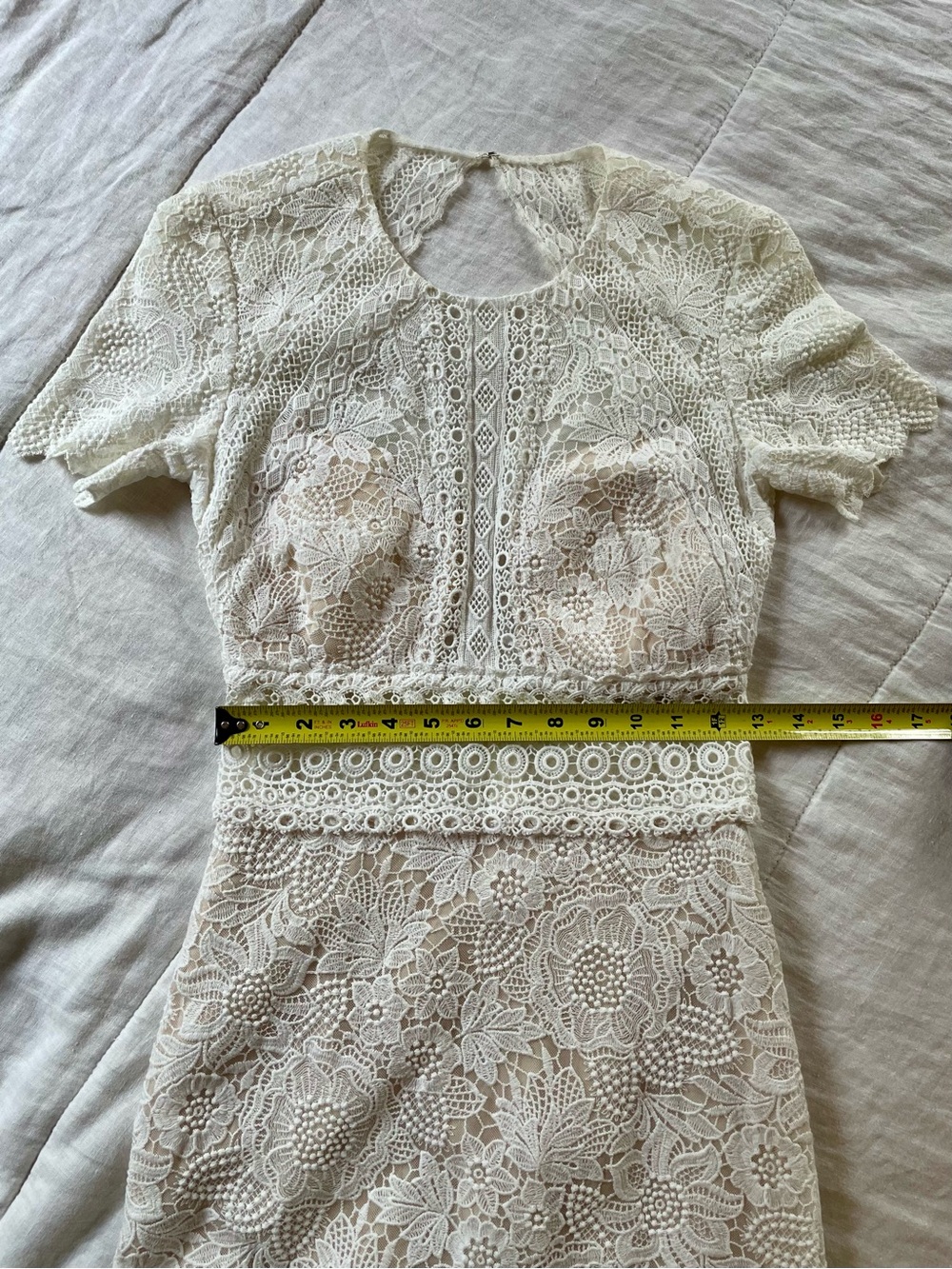 Elegant White Short-Sleeve Crew Neck Lace Bridal Gown Size 4 Wedding Dress - Picture 12 of 16